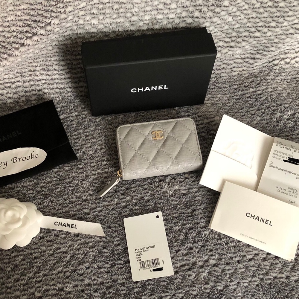 New Chanel 21A gray Zip O-Coin purse, caviar.
